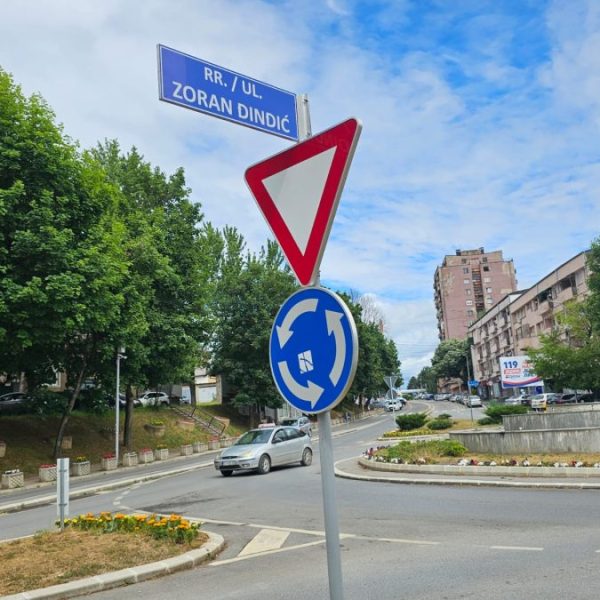 U Severnoj Mitrovici premeštena tabla&hellip;