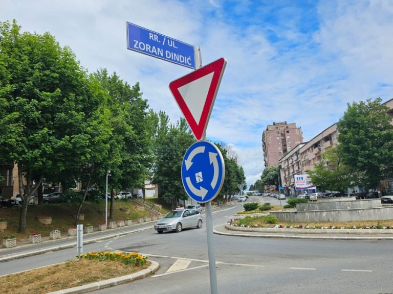 U Severnoj Mitrovici premeštena tabla sa nazivom ulice „Zoran Đinđić“ na kružnom toku