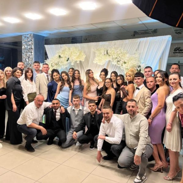 Matursko veče učenika Ekonomsko-trgovinske škole u Kosovskoj Mitrovici