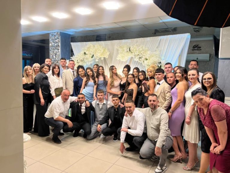 Matursko veče učenika Ekonomsko-trgovinske škole u Kosovskoj Mitrovici
