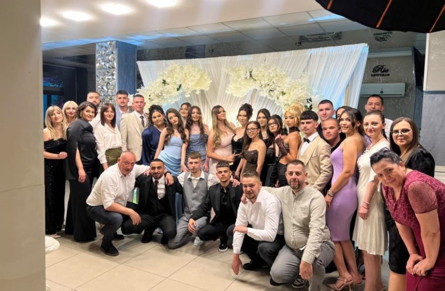 Matursko veče učenika Ekonomsko-trgovinske škole u Kosovskoj Mitrovici