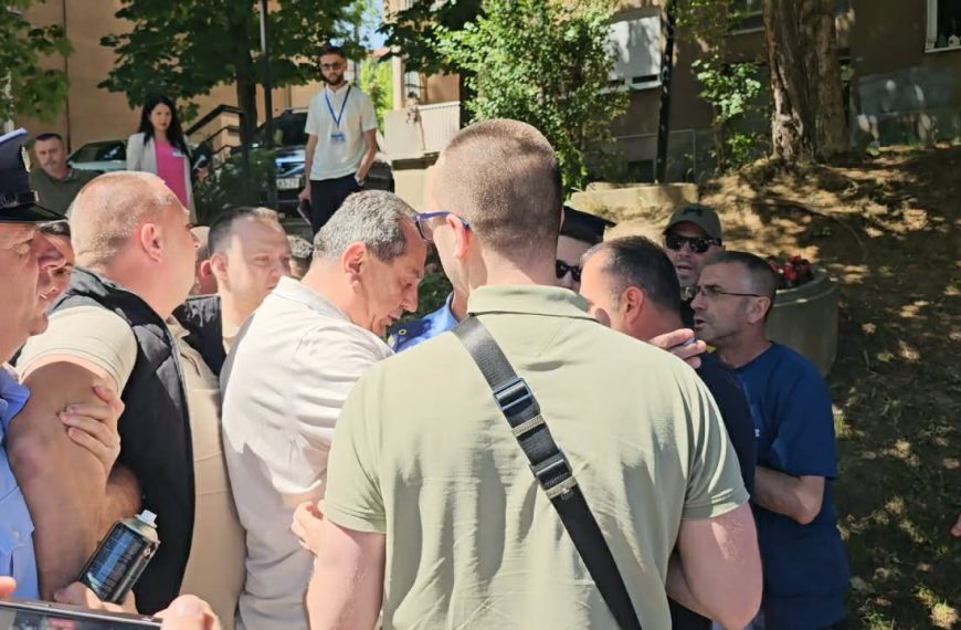 Zaporožac priveden tokom pokušaja prefarbavanja znaka „Volim Mitrovicu“