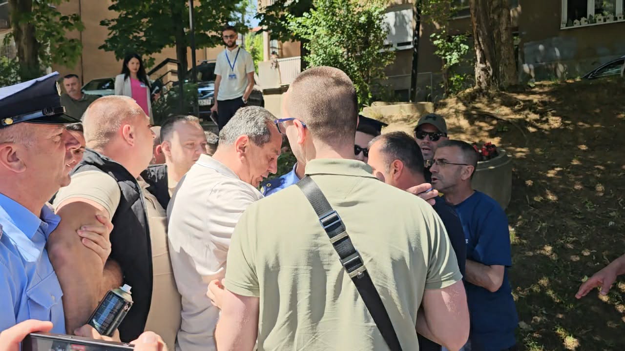 Zaporožac priveden tokom pokušaja prefarbavanja znaka „Volim Mitrovicu“