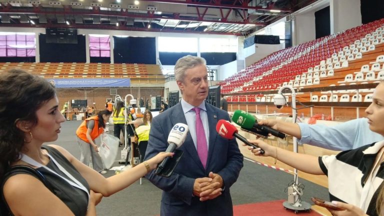 Hargrivs: Partije da se udruže kako bi formirale institucije