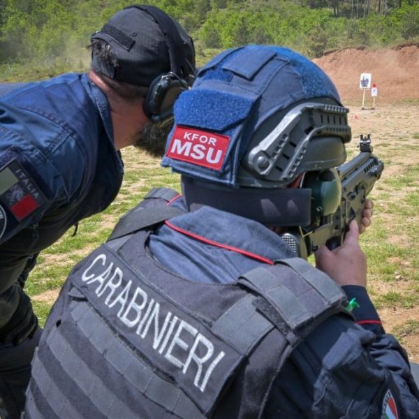 Karabinijeri na vežbi bojevog gađanja