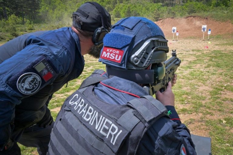 Karabinijeri na vežbi bojevog gađanja