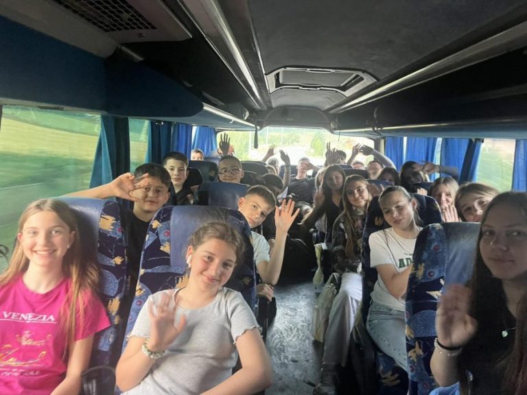 Oko 750 dece i prosvetnih radnika sa Kosova i Metohije krenulo u Republiku Srpsku