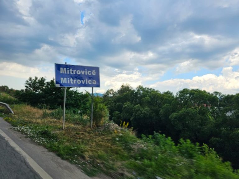 Pretresi u regionu Mitrovice zbog krijumčarenja migranata: Pronađena puška, jedna osoba uhapšena