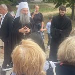 Porfirije među vernicima u redu&hellip;