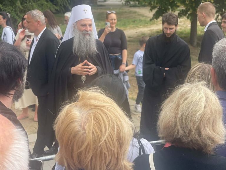 Porfirije među vernicima u redu za poklonjenje Časnom pojasu Presvete Bogorodice