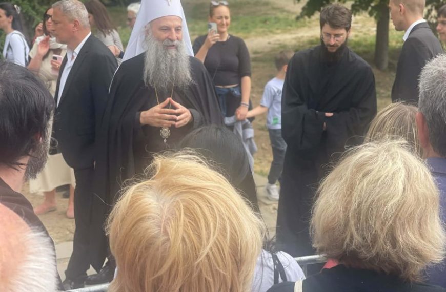 Porfirije među vernicima u redu za poklonjenje Časnom pojasu Presvete Bogorodice