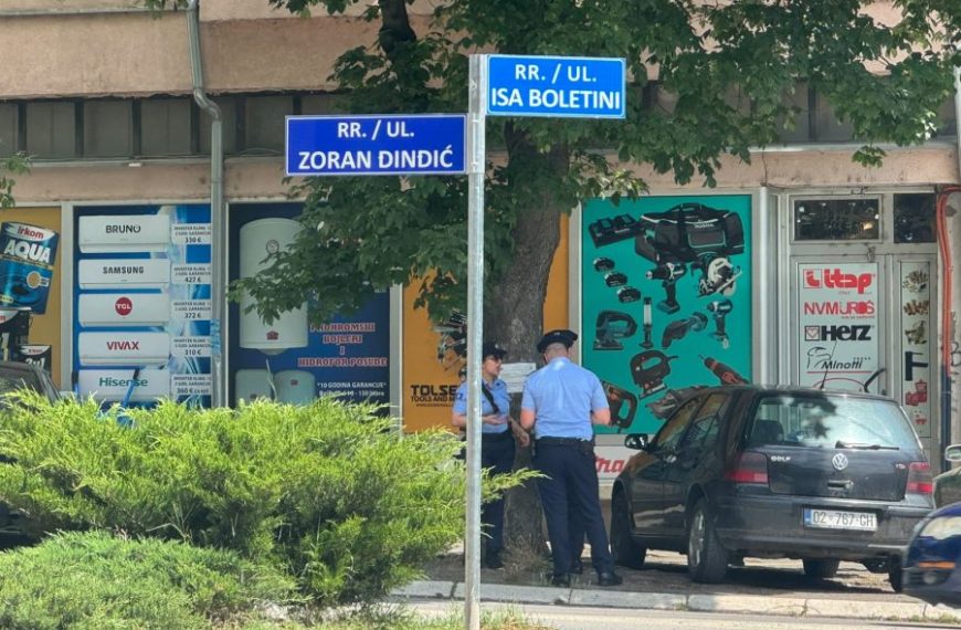 Počelo postavljanje novih tabli sa nazivima ulica u Severnoj Mitrovici