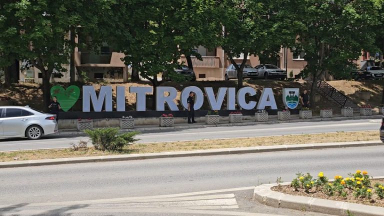 Jednoglasno usvojeno da se stavi van snage odluka o uklanjanju znaka „Volim Mitrovicu“; Radojević: Biće uklonjen, samo je pitanje kada