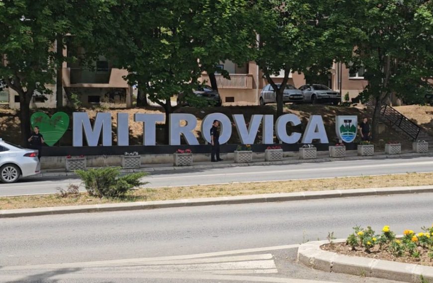 Jednoglasno usvojeno da se stavi van snage odluka o uklanjanju znaka „Volim Mitrovicu“; Radojević: Biće uklonjen, samo je pitanje kada