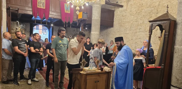Blagoslov sa Časnog pojasa Presvete Bogorodice podeljen narodu u Orahovcu