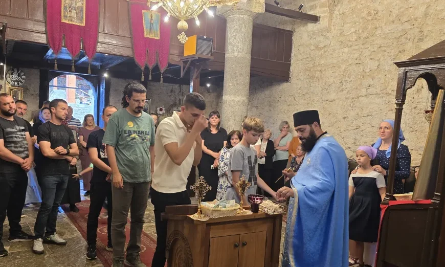 Blagoslov sa Časnog pojasa Presvete Bogorodice podeljen narodu u Orahovcu