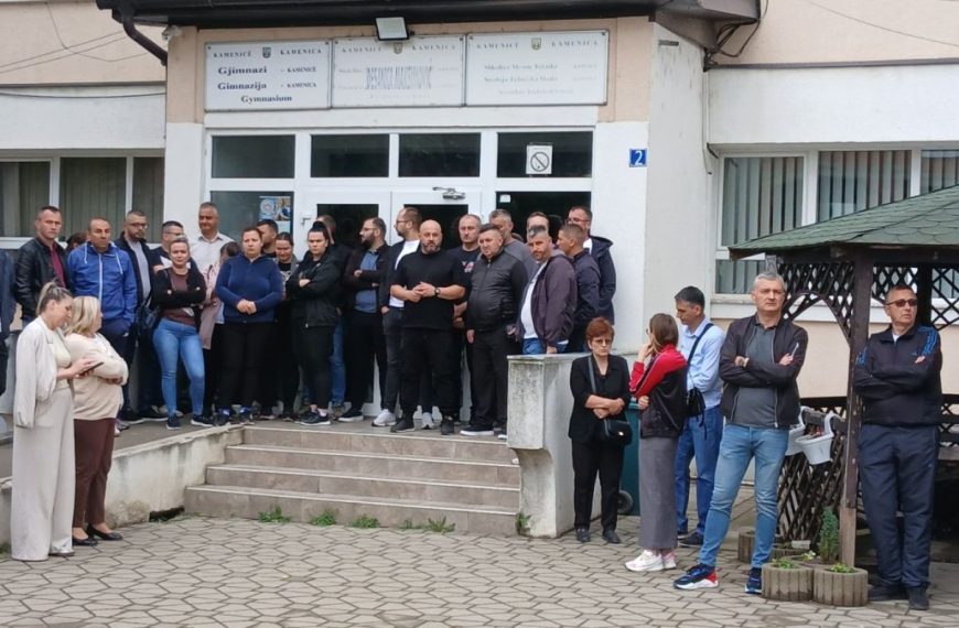 Miran protest u Kosovskom Pomoravlju zbog hapšenja direktora škola u Kosovskoj Kamenici