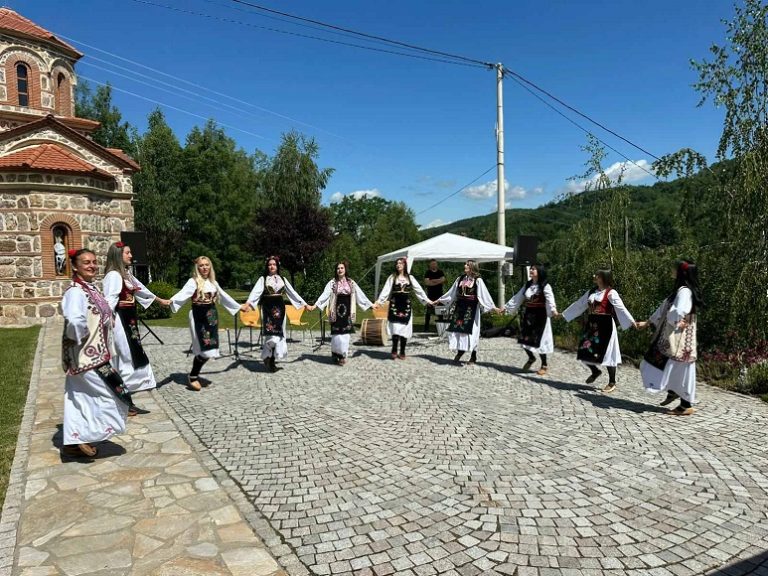U Ibarskom Kolašinu „Dani jorgovana“ u čast kraljice Jelene Anžujske