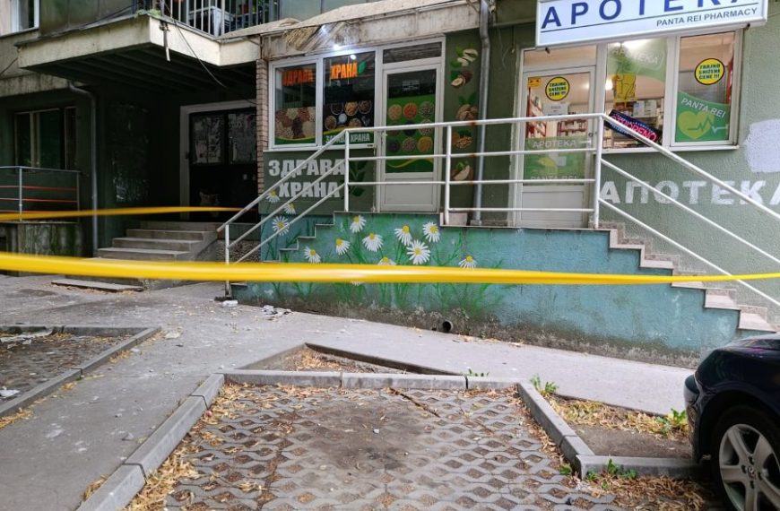Drugi slučaj za dva dana: Deo fasade pao sa zgrade u ulici Lole Ribara