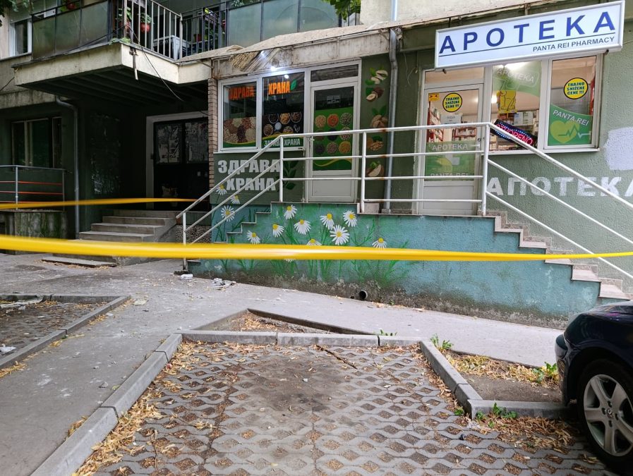 Drugi slučaj za dva dana: Deo fasade pao sa zgrade u ulici Lole Ribara