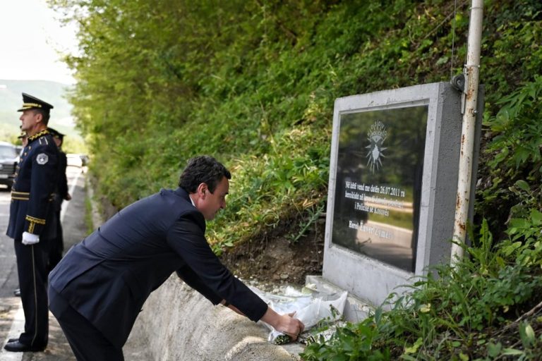 Kurti u Varagama odao počast Enveru Zimeriju: „Danas je stanje na severu Kosova drugačije“
