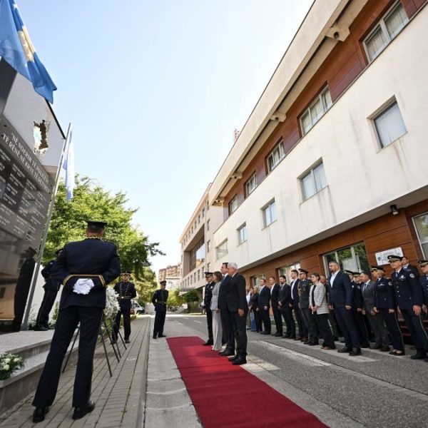 Kurti odao počast poginulim policajcima:&hellip;