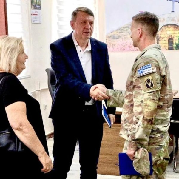 Predstavnici Kfora sa gradonačelnikom Zvečana