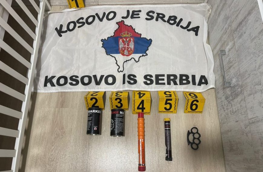 Policija zaplenila oružje, municiju i srpsku zastavu tokom pretresa na tri lokacije u Leposaviću i Prilužju