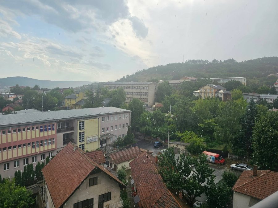 Nevreme pogodilo Kosovo: Grad i jak vetar pričinili štetu, u Mitrovici pala grana sa drveta