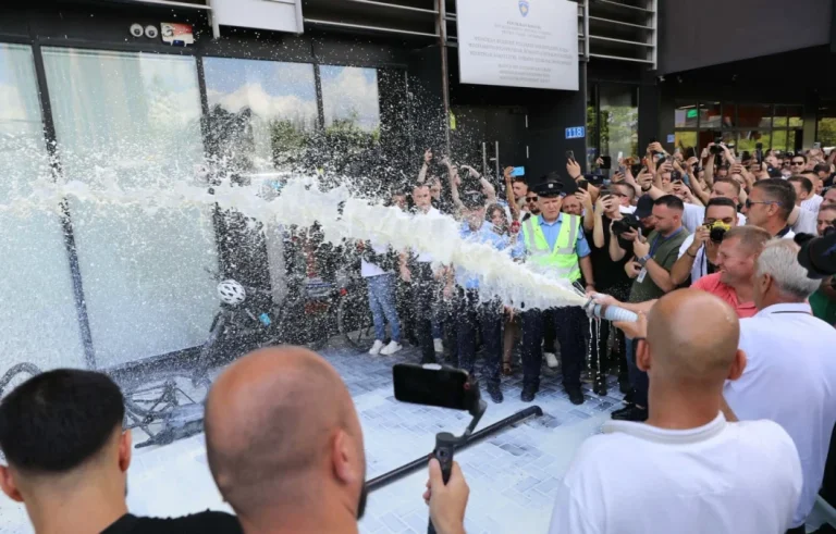Protest proizvođača mleka u Prištini ispred Ministarstva: “Ne ostavljajte nas bez hleba”
