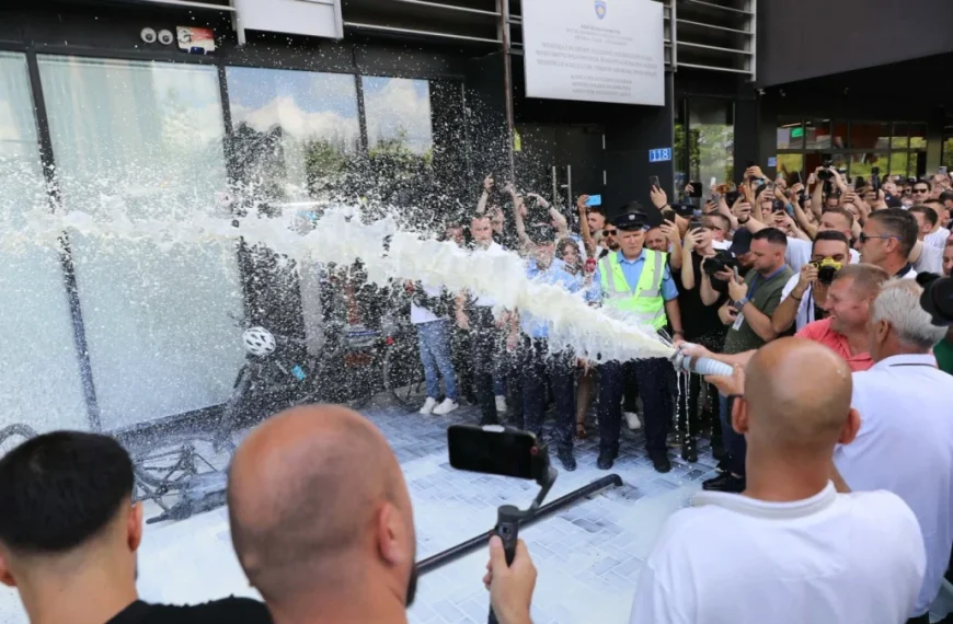 Protest proizvođača mleka u Prištini ispred Ministarstva: “Ne ostavljajte nas bez hleba”