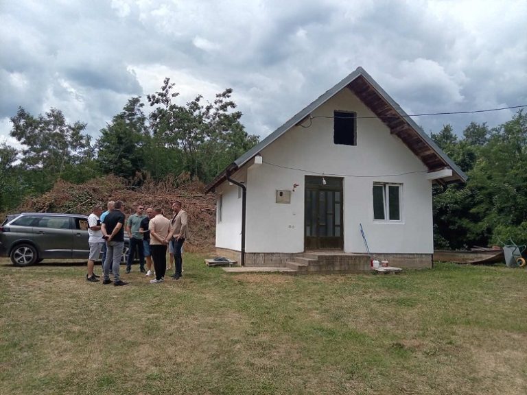 Perović sa vlasnicima vikendica na jezeru Gazivode