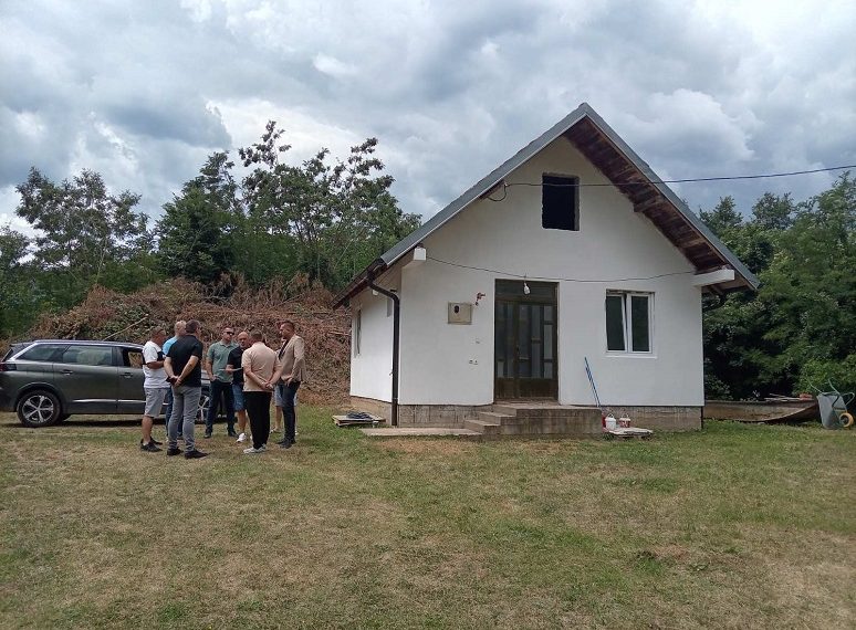 Perović sa vlasnicima vikendica na jezeru Gazivode