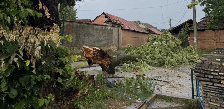 Snažno nevreme pogodilo opštinu Peć: Vetar nosio krovove,&hellip;