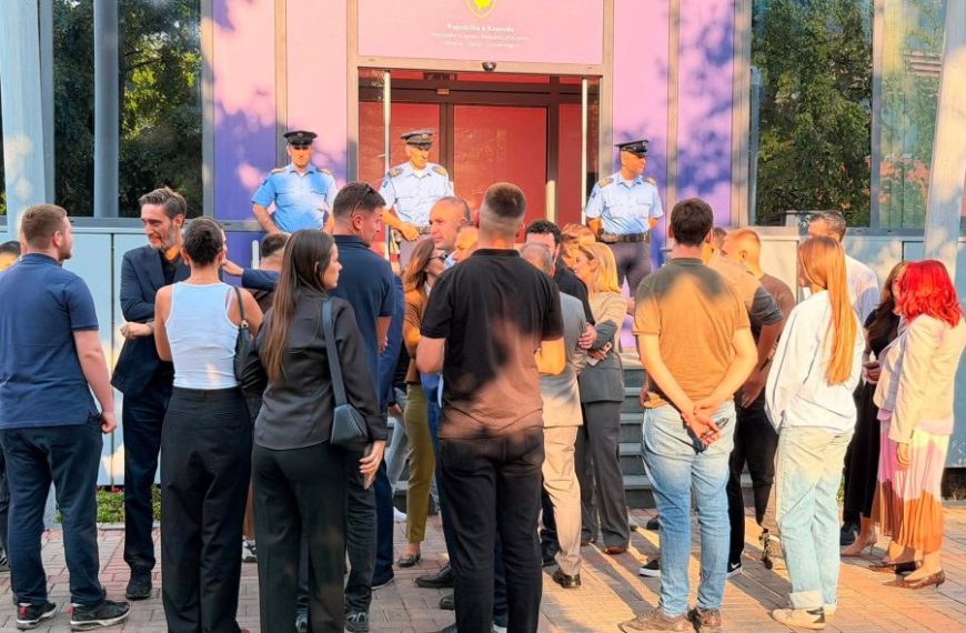 PDK i danas blokira ulaz u Vladu