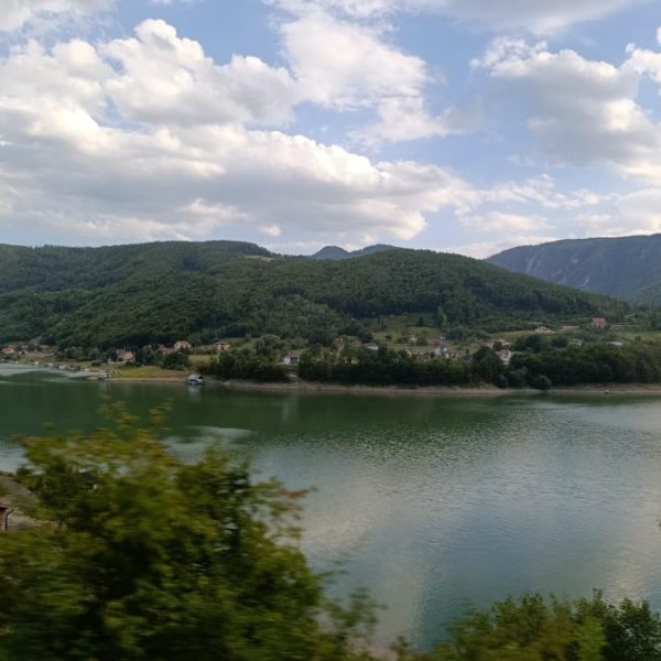 U Međeđem Potoku počelo rušenje sedam vikendica…