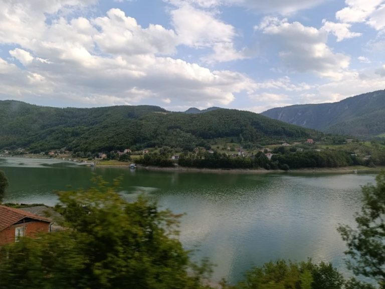 U Međeđem Potoku počelo rušenje sedam vikendica na Gazivodama