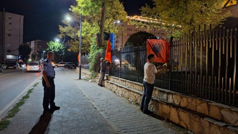 Kosovska policija: Dve osobe privedene zbog postavljanja zastava na ogradi crkve