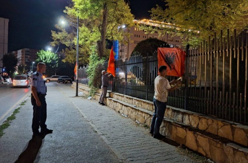 Kosovska policija: Dve osobe privedene zbog postavljanja zastava na ogradi crkve