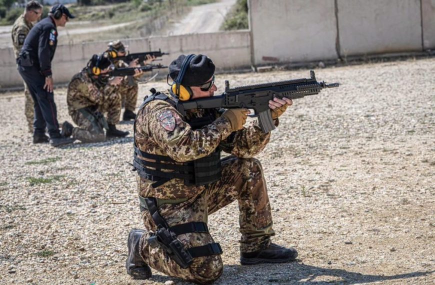 Italijanski vojnici na vežbi gađanja kod Prištine