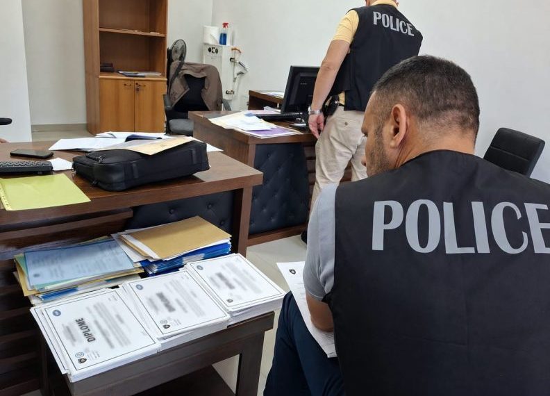Uhapšen zbog izdavanja 1.679 diploma bez obuke