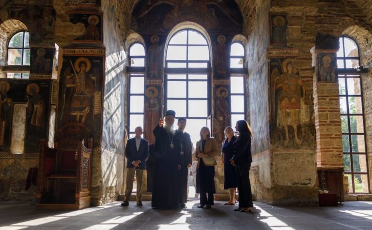 Američka senatorka Džoni Ernst posetila manastir Gračanicu