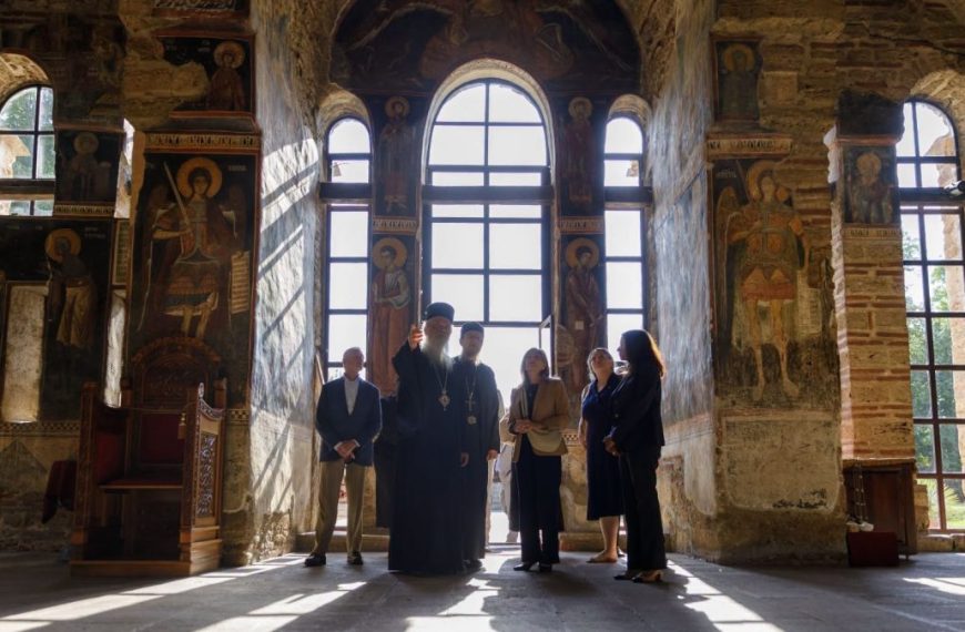 Američka senatorka Džoni Ernst posetila manastir Gračanicu