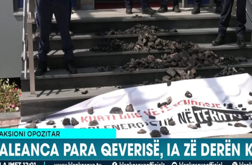 Poslanici Alijanse istovarili ugalj ispred kosovske vlade