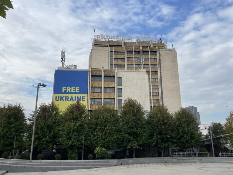 U Prištini uklonjena velika zastava Ukrajine, Rama poručio da Kosovo mora da se poštuje