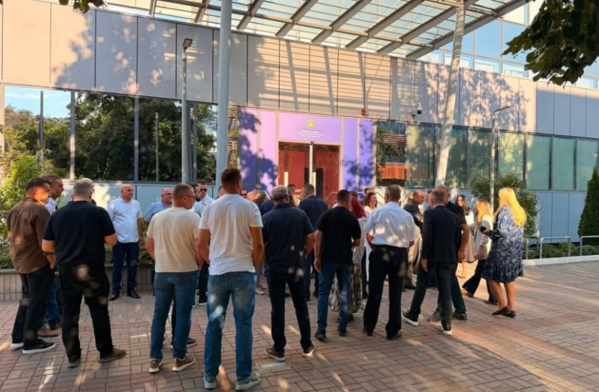 DPK ponovo blokira ulaz vlade, pridružili se Alijansa i odbornici iz Vučitrna