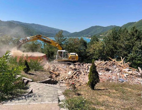 Teška mehanizacija na Gazivodama uklanja šut porušenog motela „Jezero“