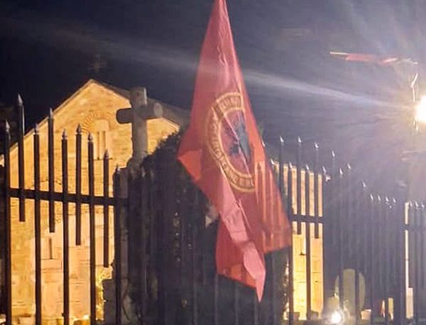 Zastave OVK i Albanije postavljene…
