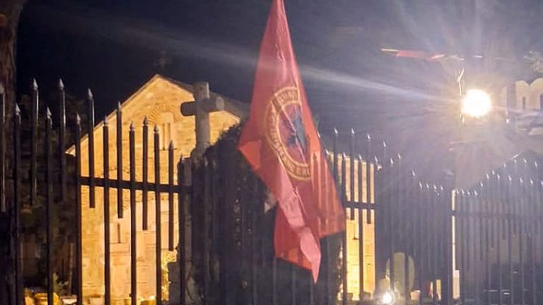 Zastave OVK i Albanije postavljene na ogradu crkvene&hellip;