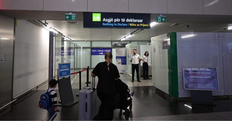 Carina upozorila putnike na aerodromu: Roba iznad 430 evra mora biti prijavljena